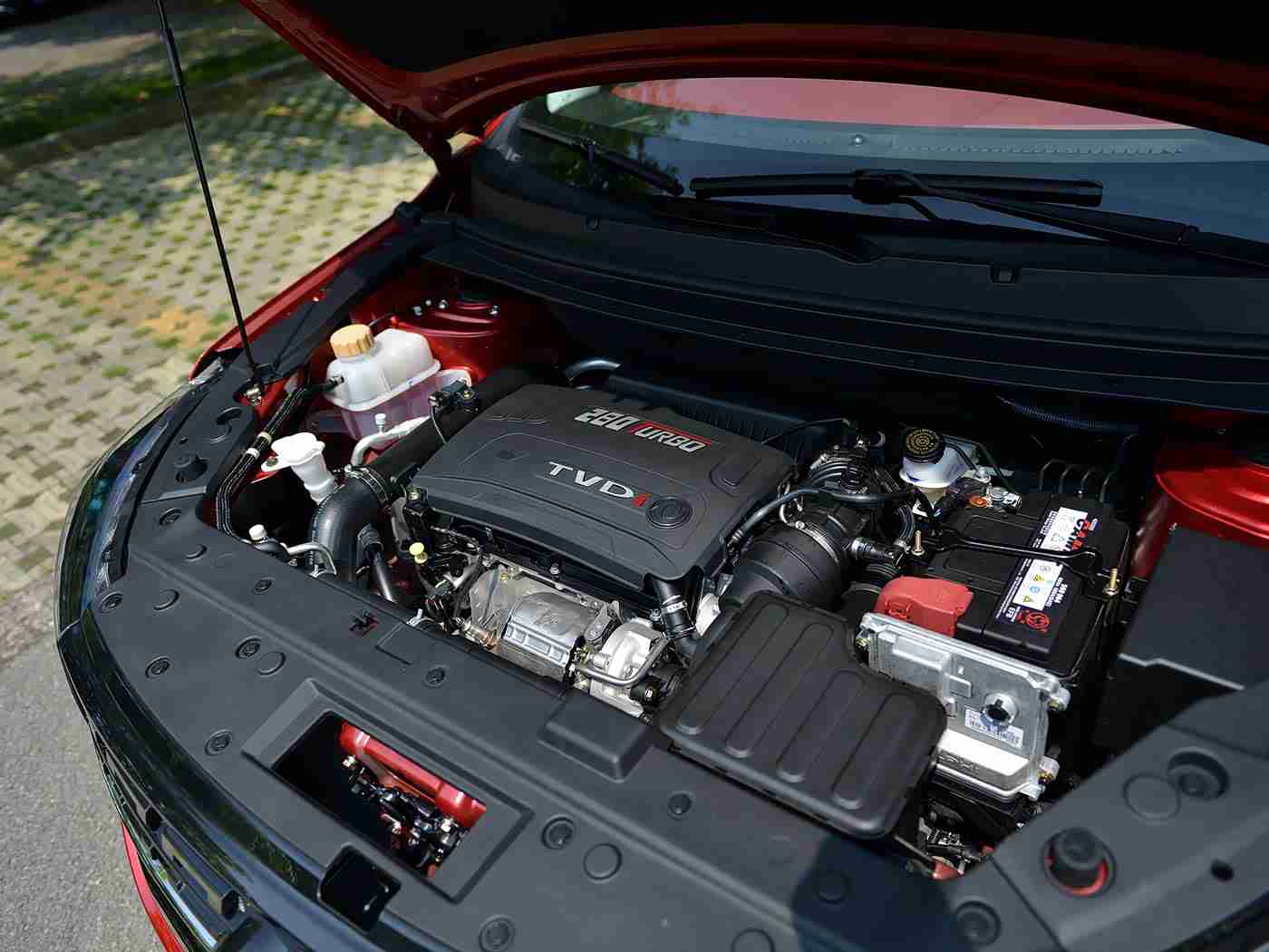 双人床上打扑克：“奢华空间，娱乐无限：豪华轿车打造新派驾驶生活体验”-2