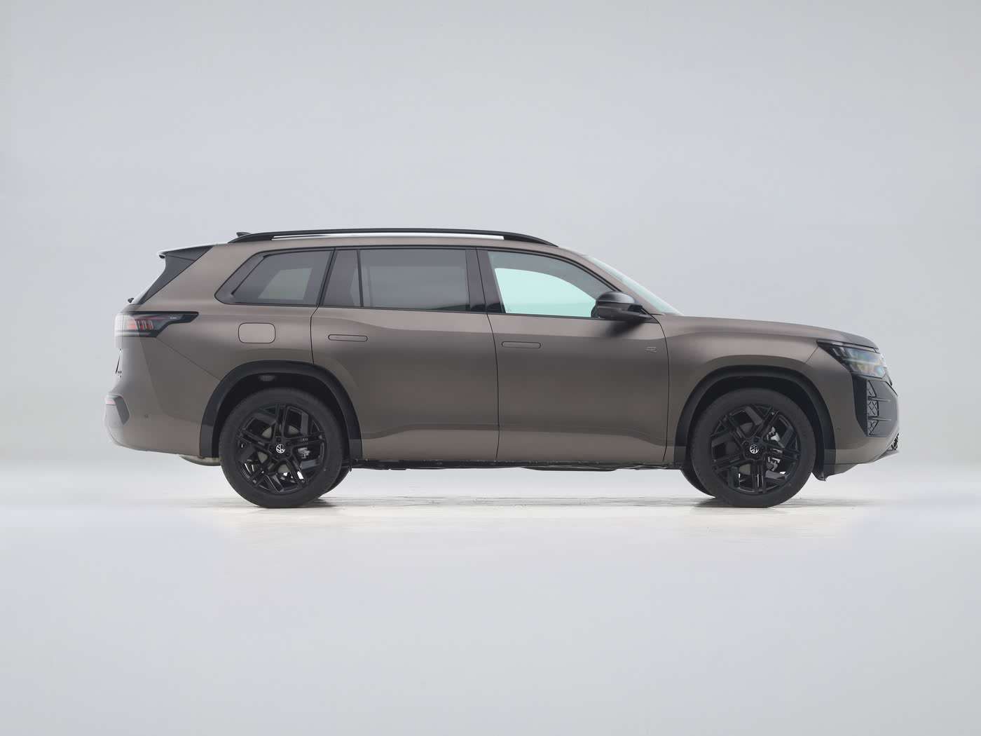 18岁禁止下载软件：智能网联汽车软件新规挑战与机遇并存，厂商需提升安全与服务-2