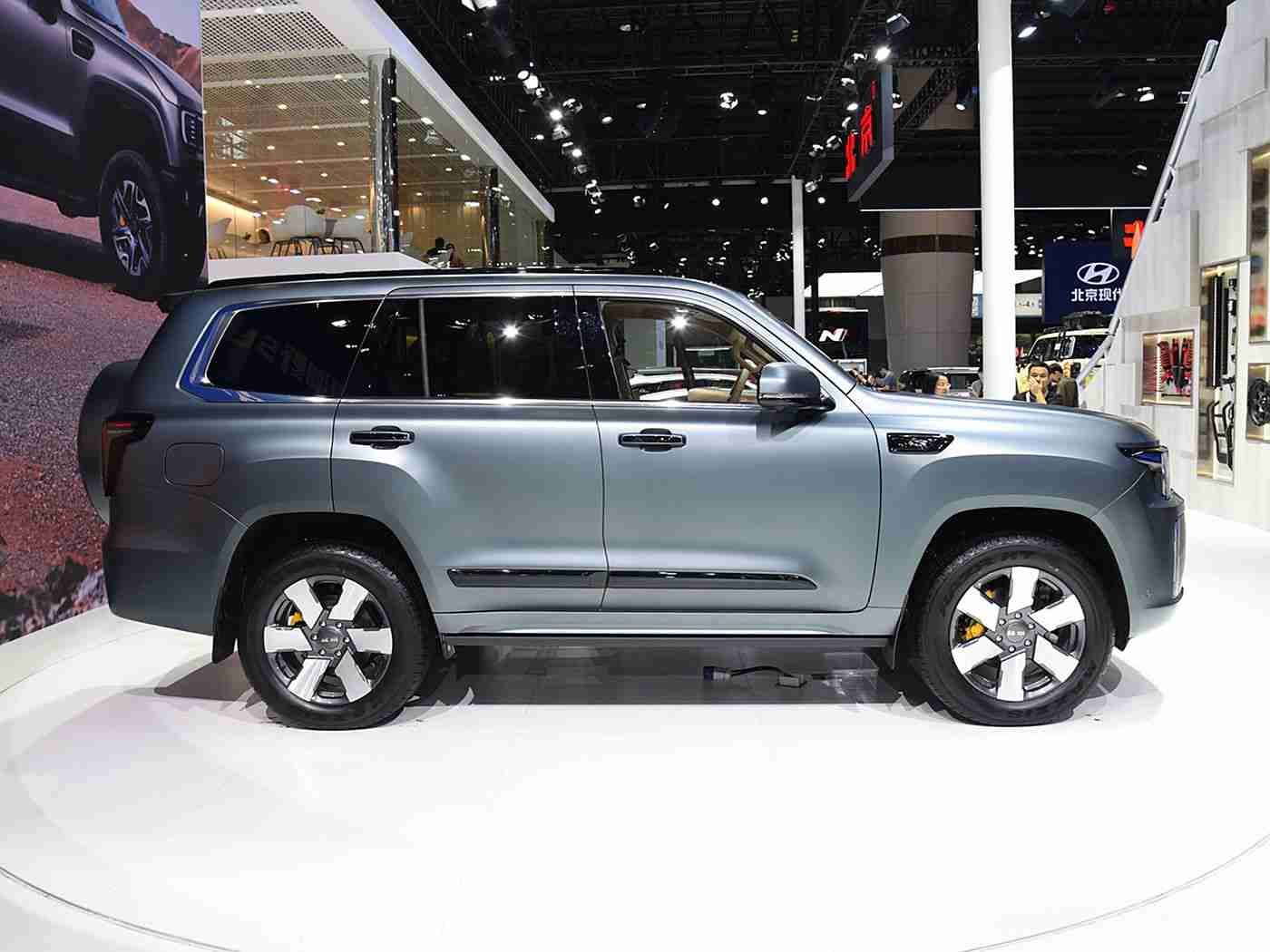 18免费视频：智能新锐，安全便捷——探索颠覆性新车配置震撼来袭-4