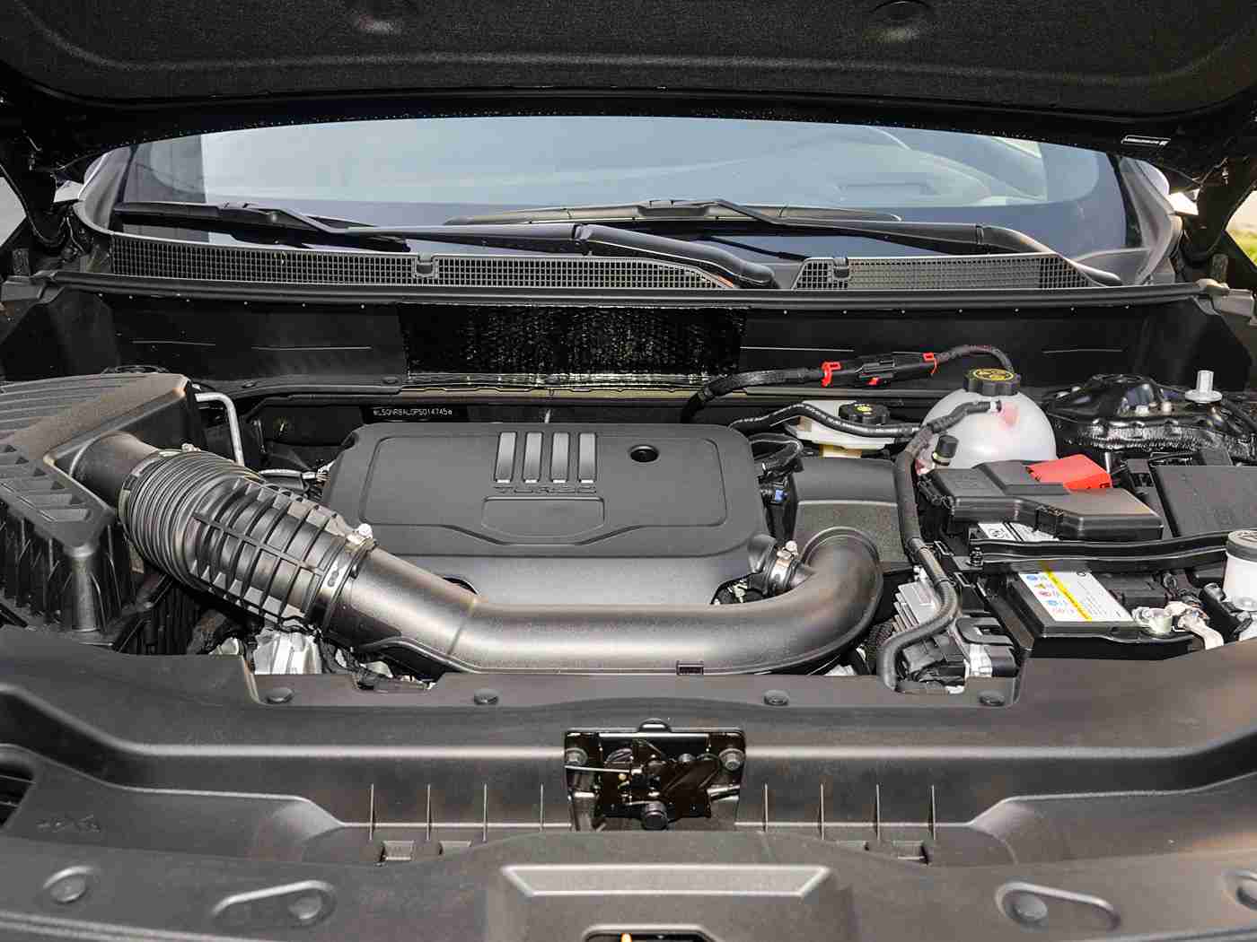 一亲二摸：汽车品牌创新体验：试驾感受与品质触摸，全面提升购车满意度-1