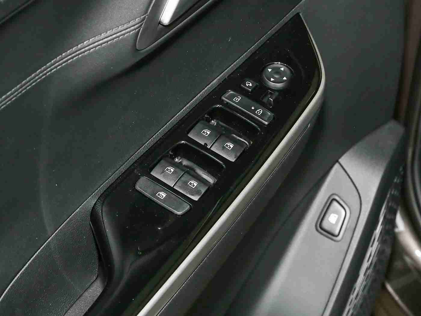 av成人影视：新能源汽车融合未来科技，纯电动SUV惊艳亮相，科技与舒适并存-2