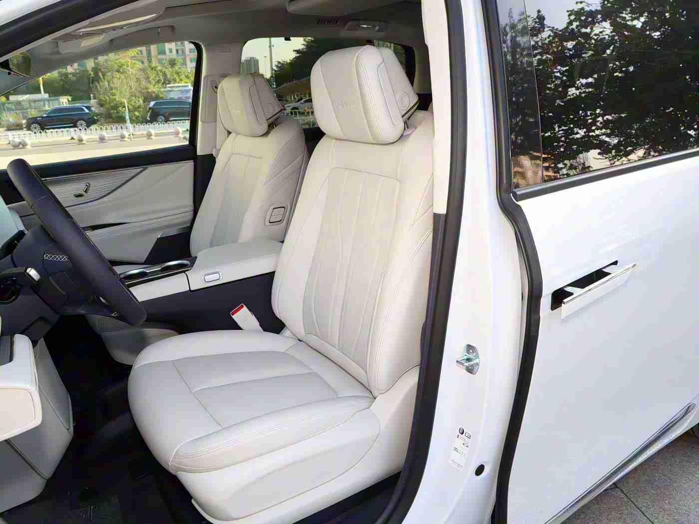 智能换脸赵丽颖惊艳片段:“当红小花赵丽颖亲测!智能换脸技术颠覆汽车娱乐,个性化定制汽车新趋势”-4