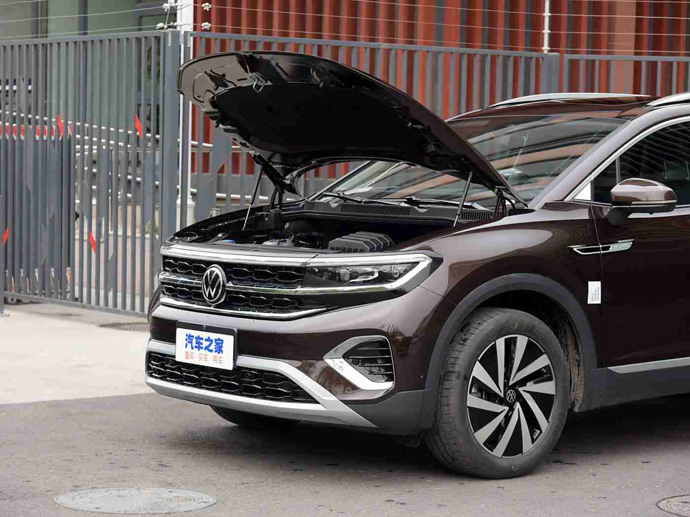 娇妻半推半就3p了：全新3P概念汽车惊艳亮相，融合动力操控舒适，开启浪漫驾驶新体验-1