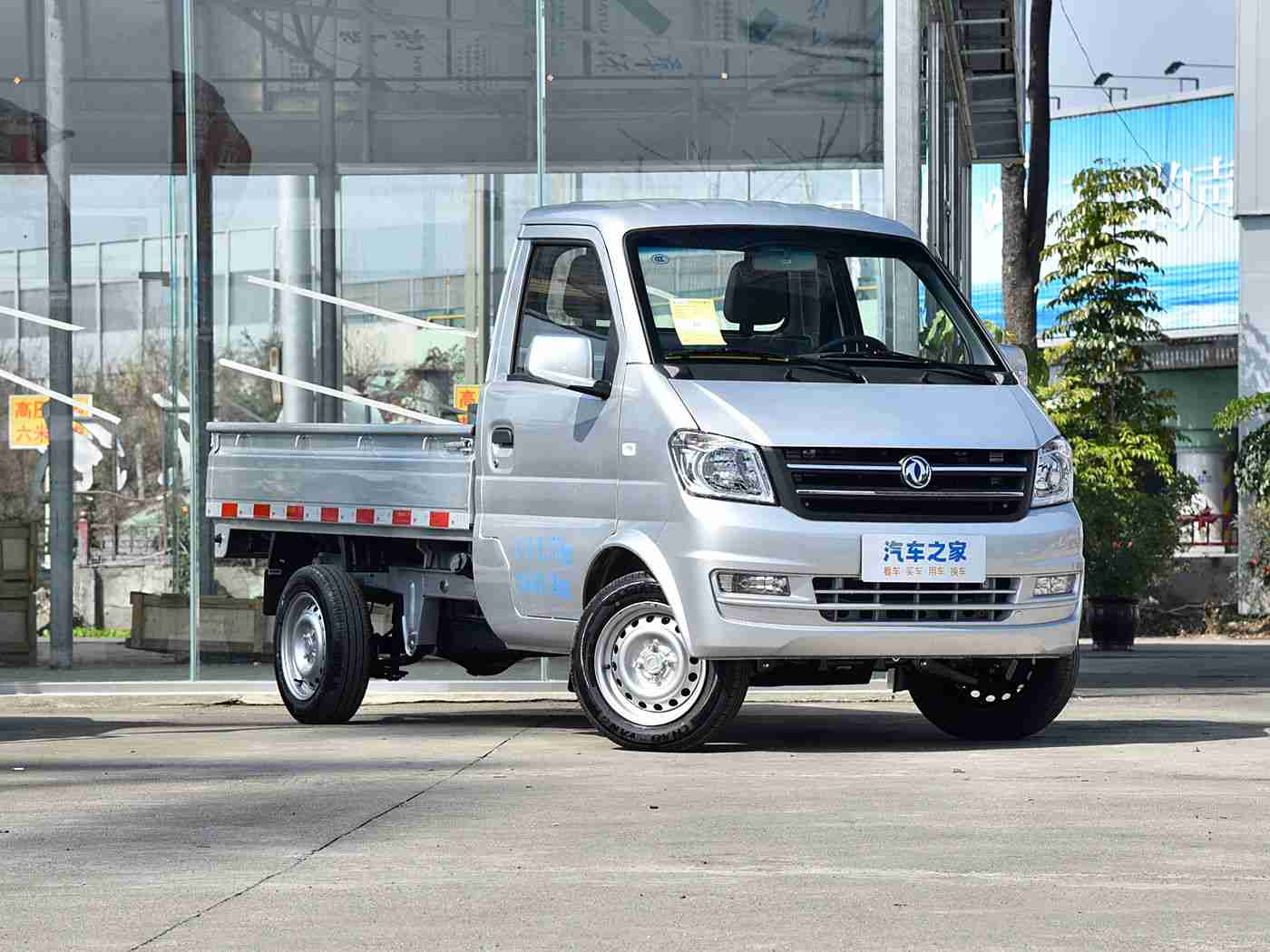 双人打扑克：汽车双雄对决：A汽车B汽车新品大战，竞逐市场份额，激战正酣-1