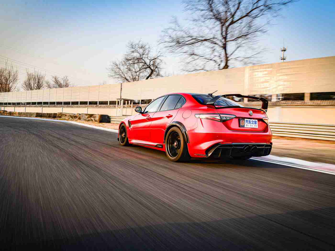 天美传媒麻豆MDXXXX:新晋网红跨界试驾高性能SUV,引领汽车时尚潮流-1