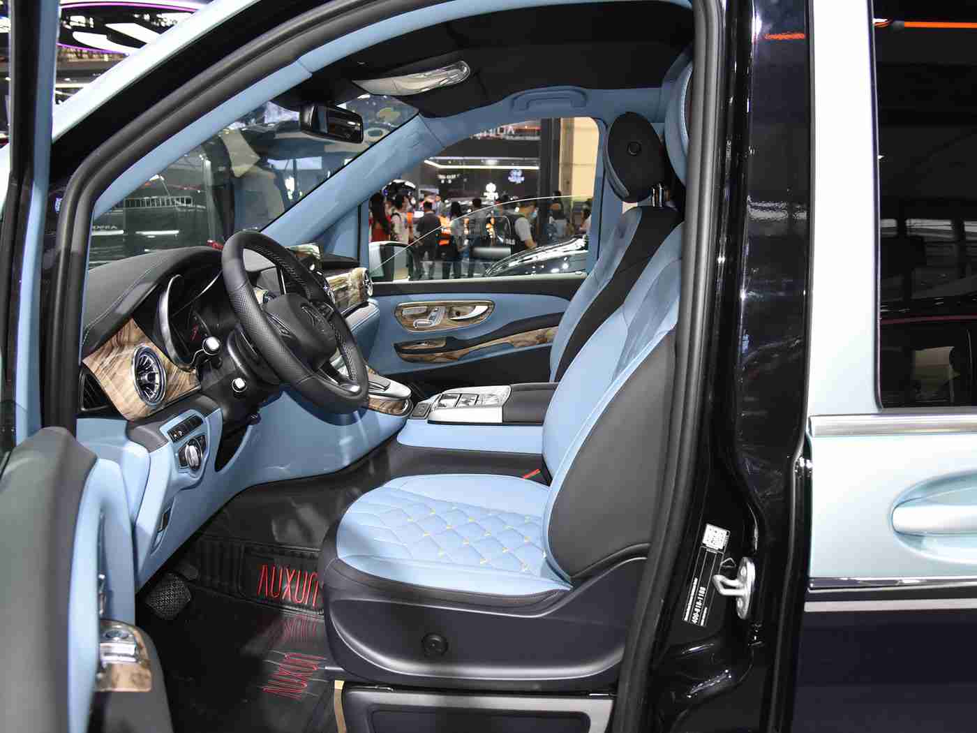 阿娇和陈冠希14分钟：阿娇陈冠希豪华轿车甜蜜时光，揭秘娱乐圈明星的私密出行故事-1