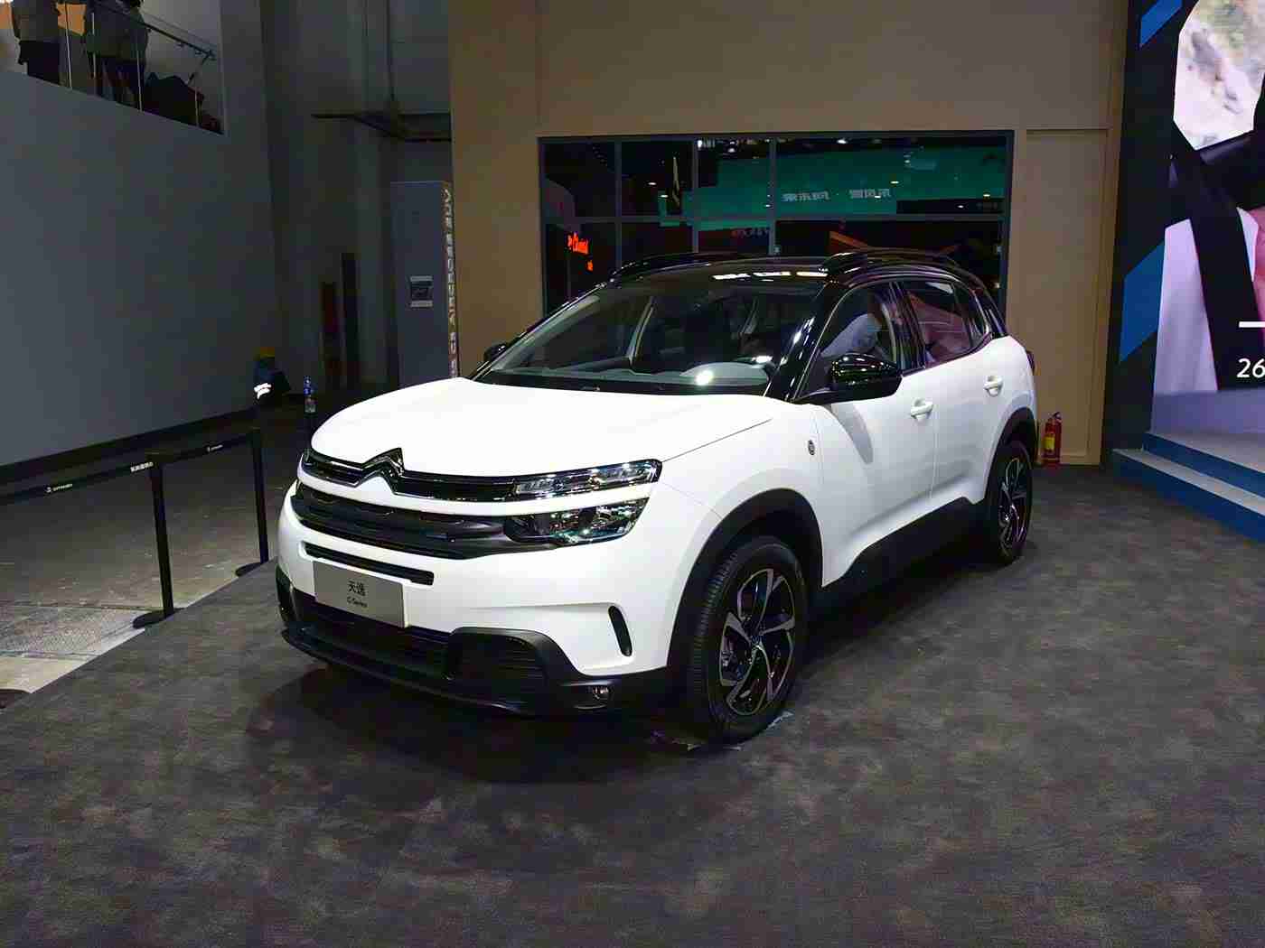 娇妻陪朋友拍婚纱照后续发展：自驾SUV助力浪漫婚纱照，夫妻档创意拍摄诠释幸福同行-3