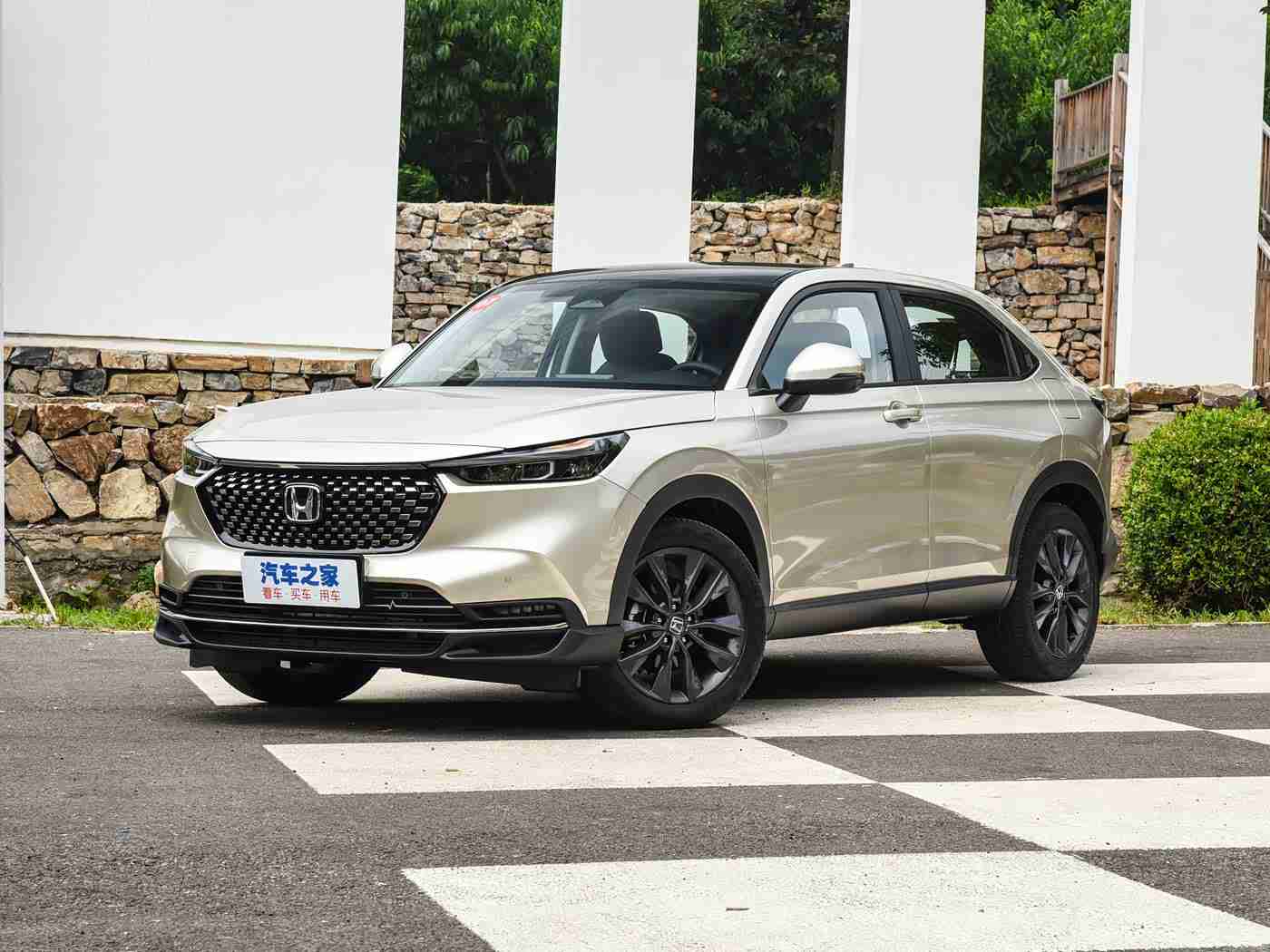 男生女生一起擦擦擦：“混合动力科技加持，绿色出行新风尚：全新环保型汽车引领潮流，性能卓越引关注-3