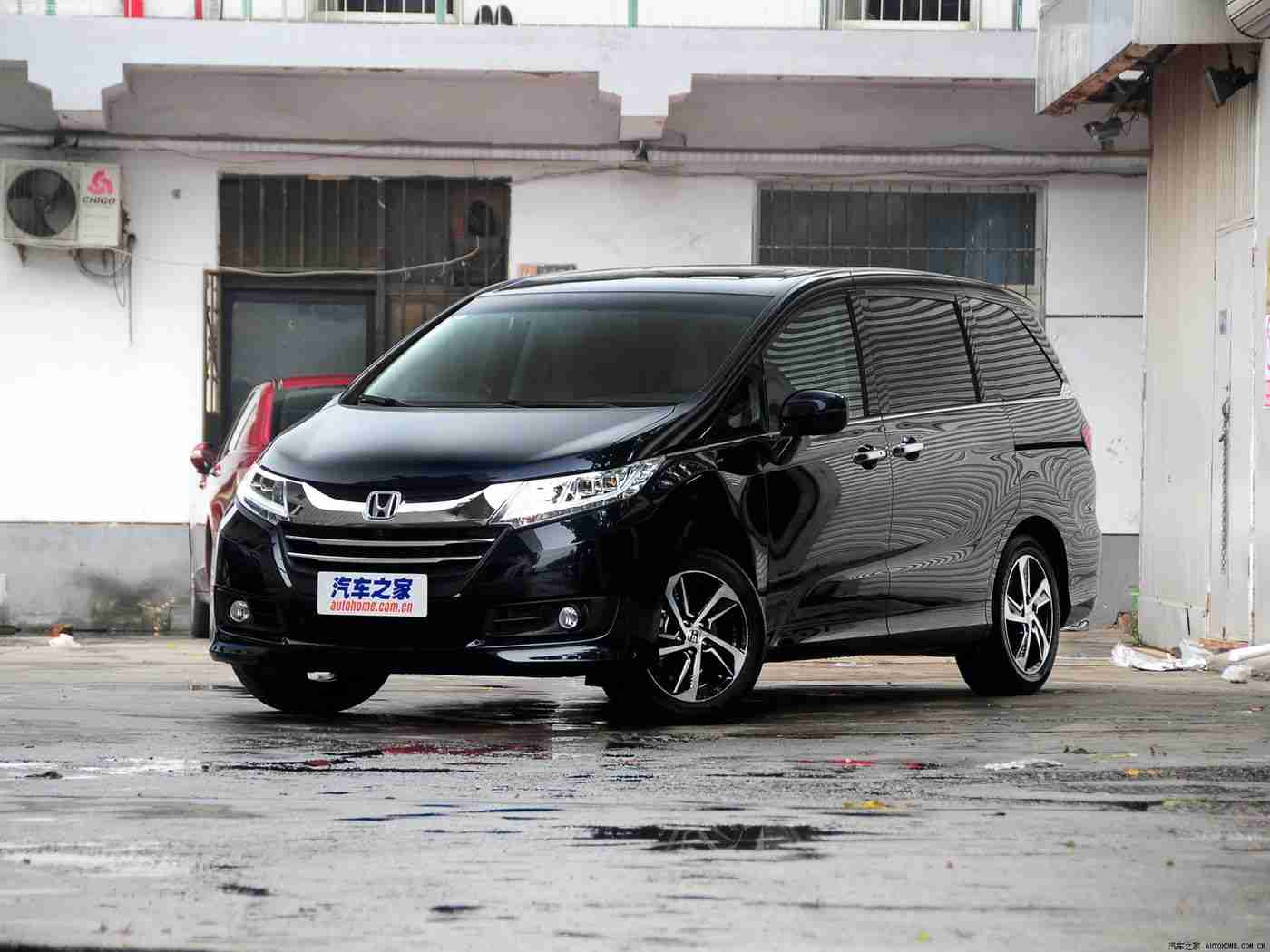 男生和女生一起差差差轮滑鞋：新能源汽车新宠儿：“差差差轮滑鞋”亮相，时尚环保，驾驶体验独特-1