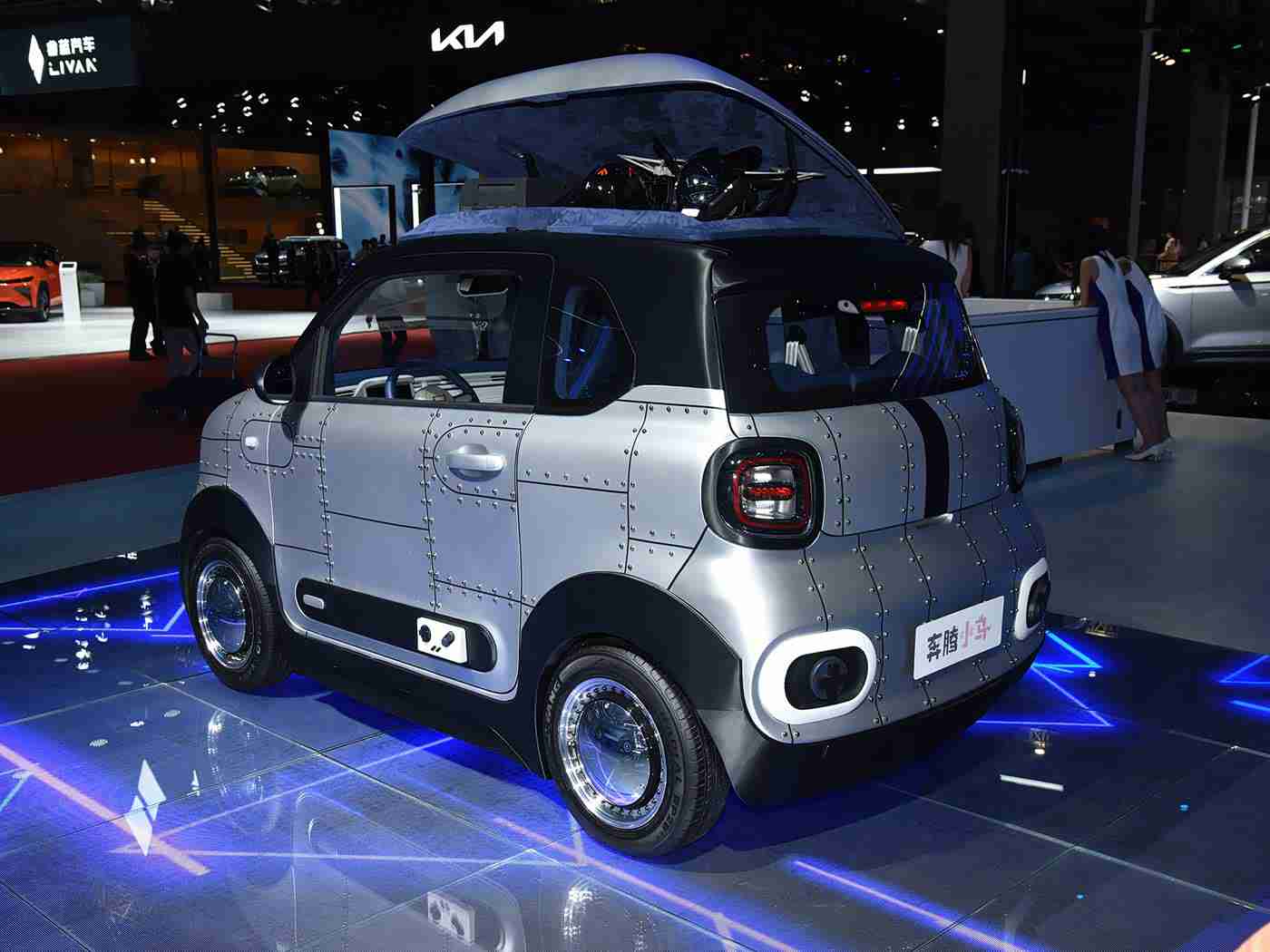 挠黑袜脚心+折磨+抹油+哭喊+刺激：某品牌新车型惊艳上市，科技赋能，品质卓越，引领汽车生活新潮流-1