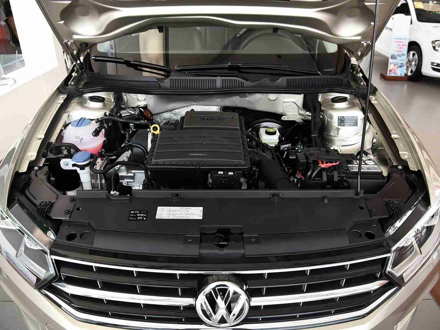 打扑克又喊又叫的软件：智能语音互动，驾驶娱乐新体验：汽车行业变革中的“语音打牌神器”亮相-1