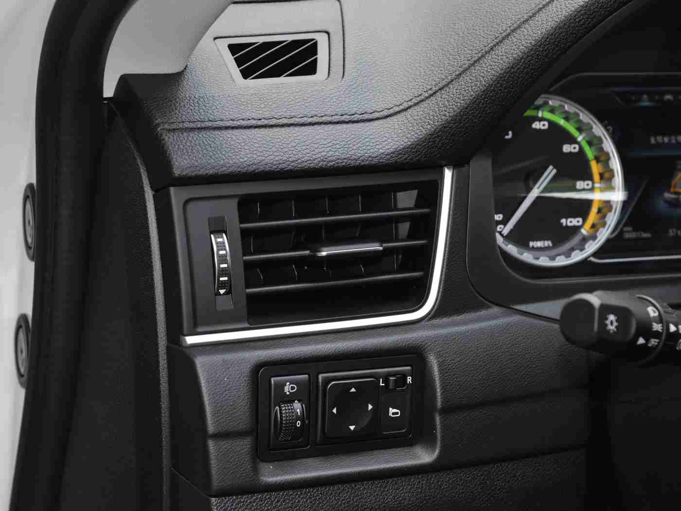 黄色成人app：“智能安全新篇章：汽车行业发展趋势解析，从“黄色成人app”事件看未来出行”-4