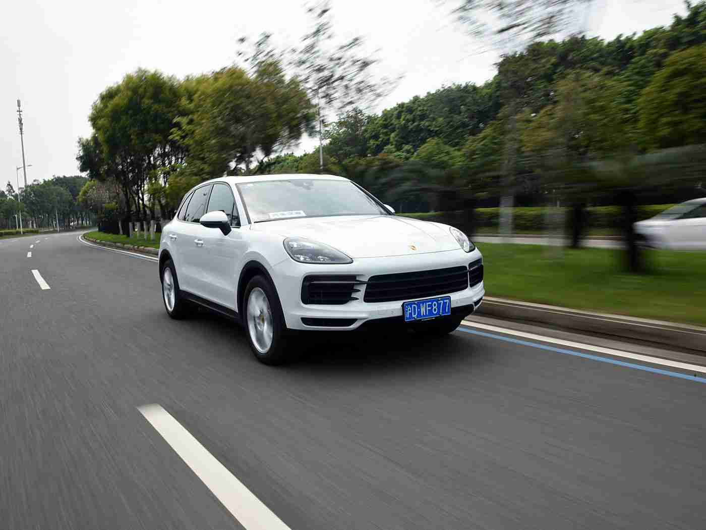 丰满少妇凹凸BBBB是合法的吗：时尚动感，安全科技，创新“丰满少妇”新车型引热议-2