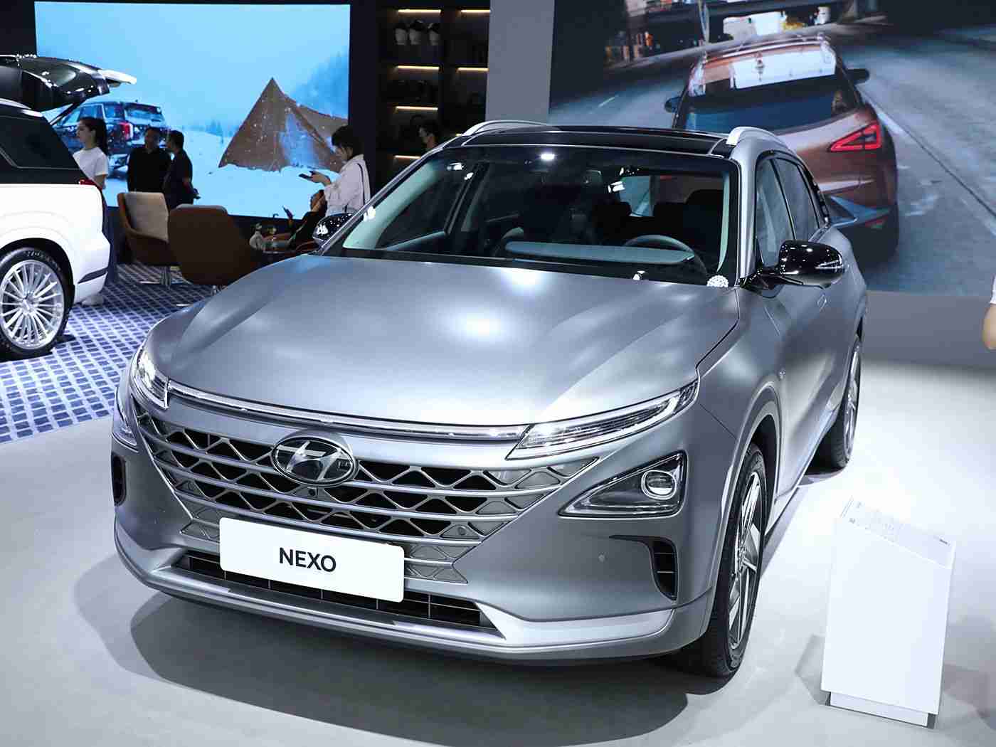 美女搞基APP：科技赋能，跨界融合：“美女搞基APP”引领汽车行业新变革-1