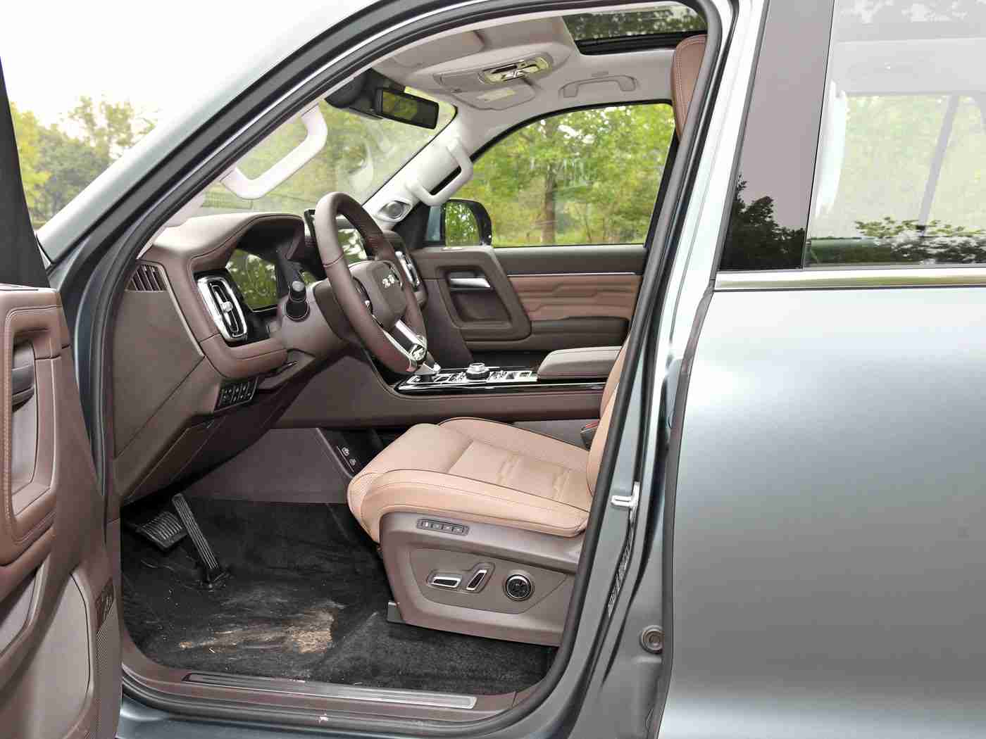 男生桶女生肌肌：“空间宽适，时尚动感，智能环保，引领潮流的全新家用车，备受瞩目”-3