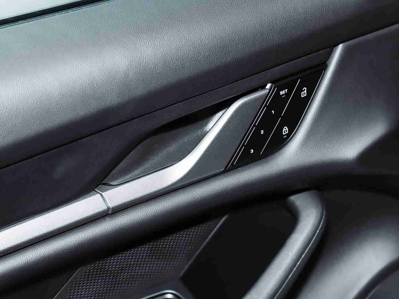 成人黄色应用：科技赋能驾驶新体验，多款安全汽车应用助您驾驭爱车-1