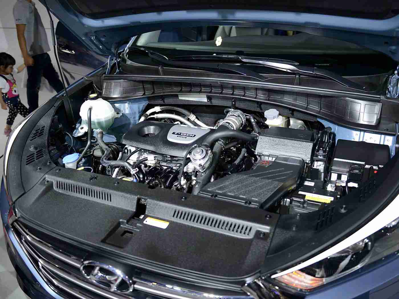 男生和女生打扑克：智能驾驶新体验：创新系统引领“都市驾驶乐趣”扑克大赛-3