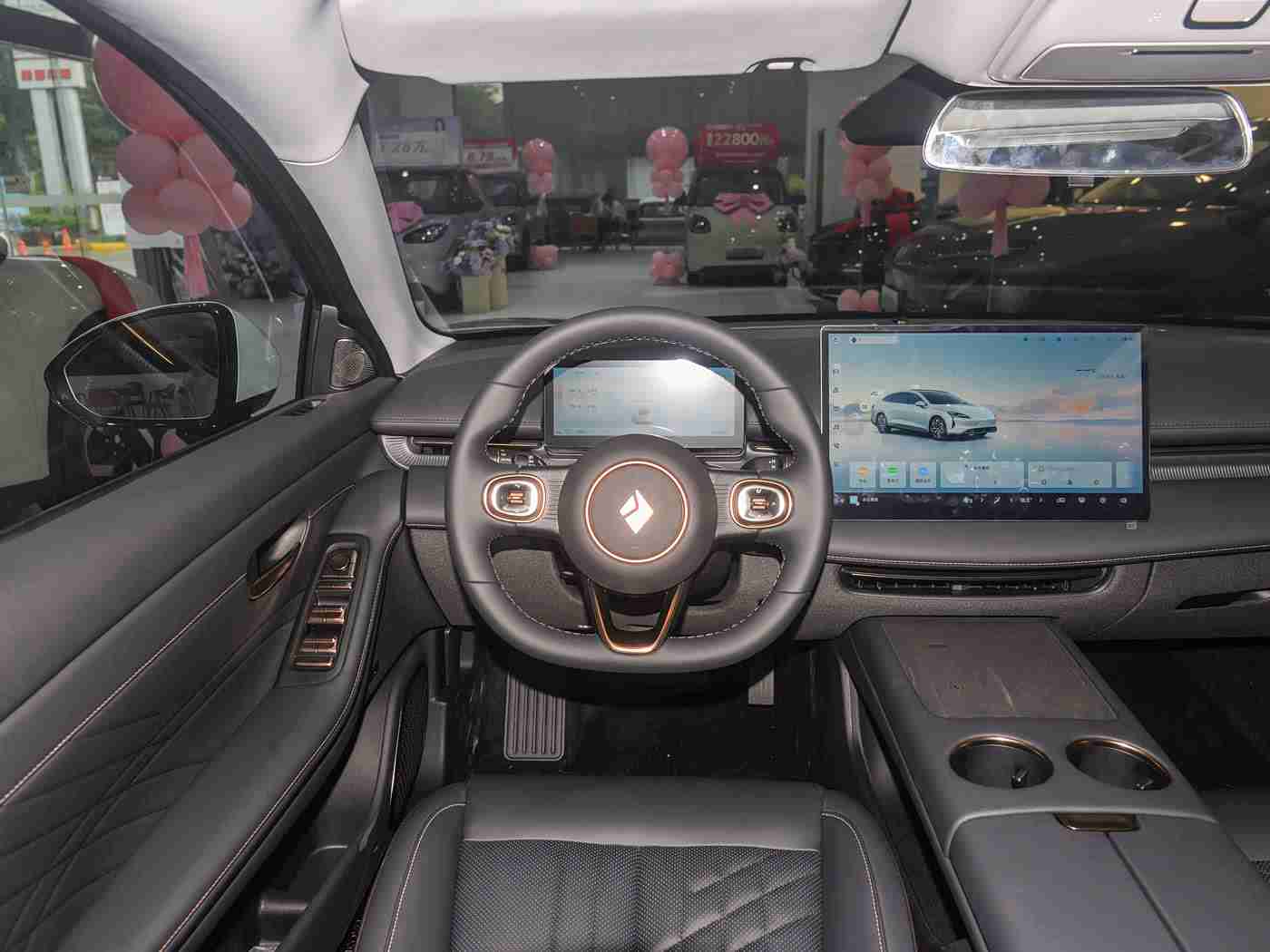 女人和公豬交全套：“全新车型惊艳亮相：创新内饰设计，人性关怀与卓越性能并存，引领汽车市场新潮流”-4