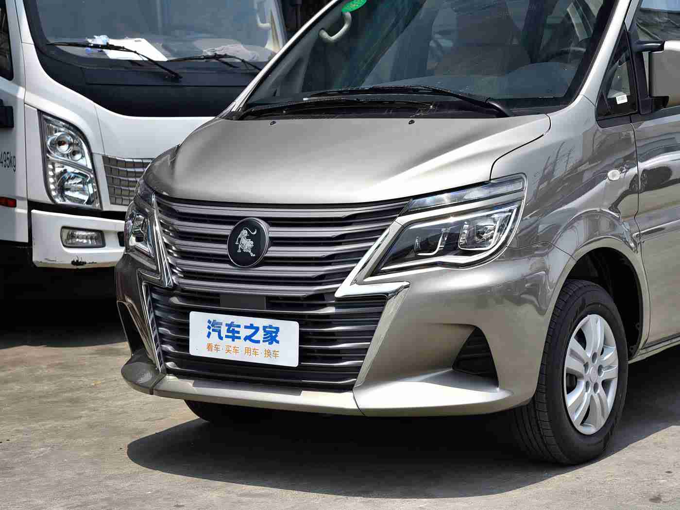 一小孩和妈妈摘萝卜还喊游戏：“绿色出行新风尚，亲子摘萝卜游戏助力儿童健康成长”-1