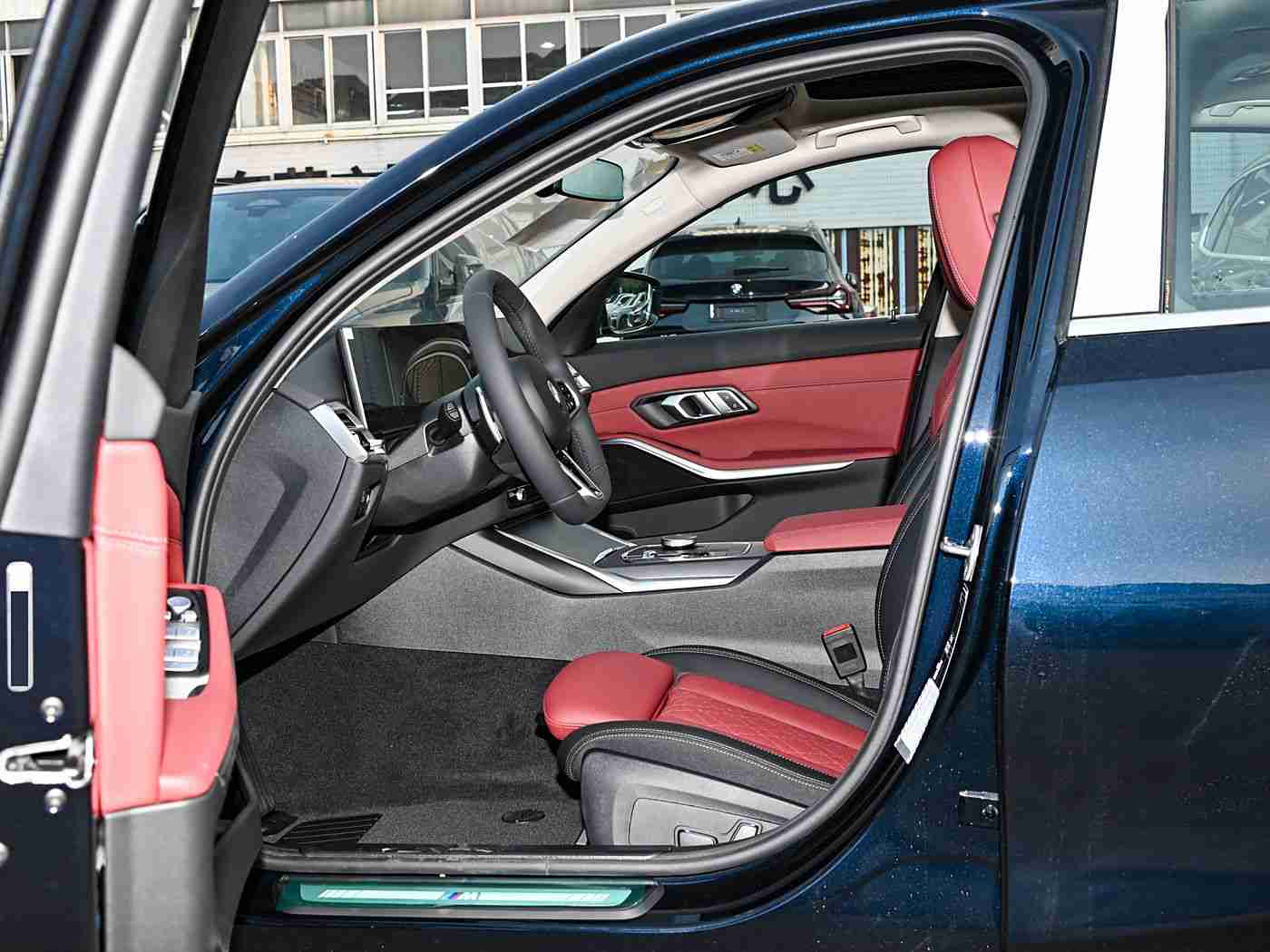 男生女生一起查查查：打破性别界限，共探汽车科技魅力——男女车主携手体验新能源驾驶新篇章-1