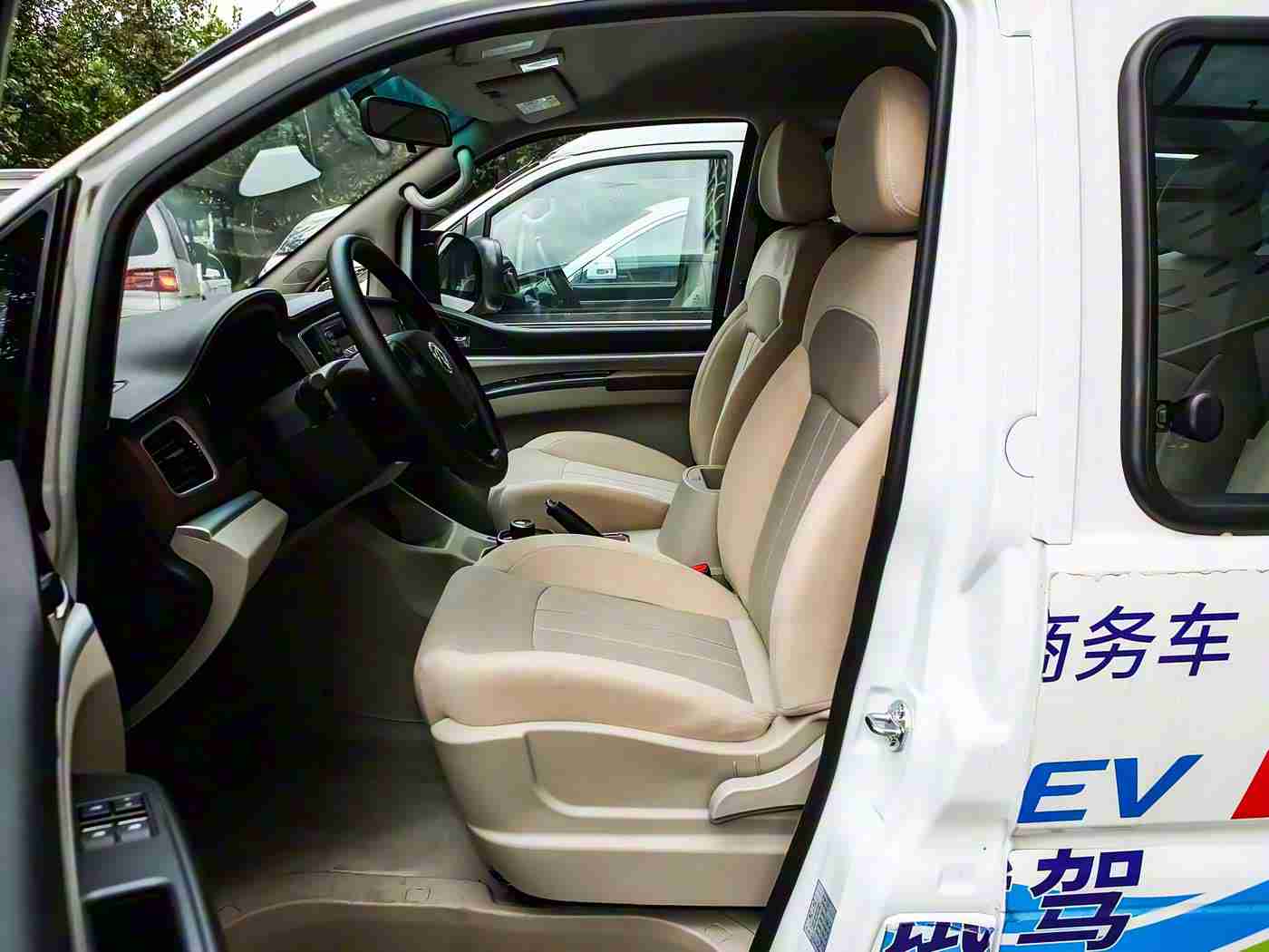 好 色 先 生·TV：时尚动感，科技安全，全新SUV“好色先生”惊艳亮相，引领潮流出行新风尚”-4