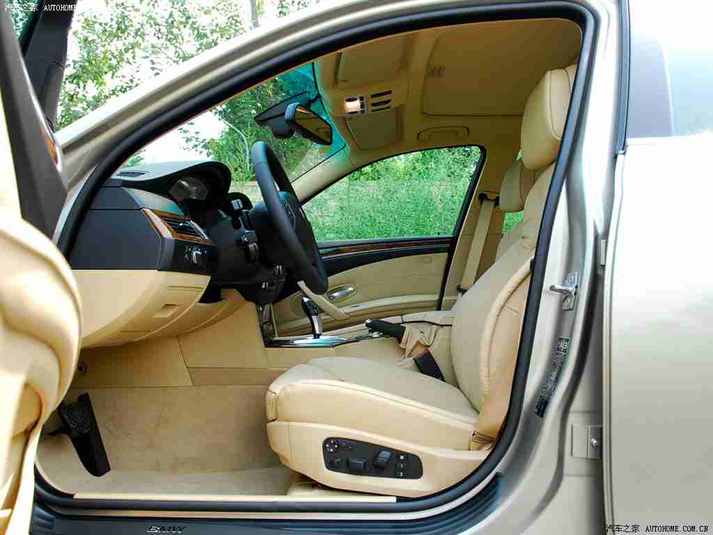 美女脱衣服APP：汽车智能化浪潮来袭：创新互动引领未来出行体验-1