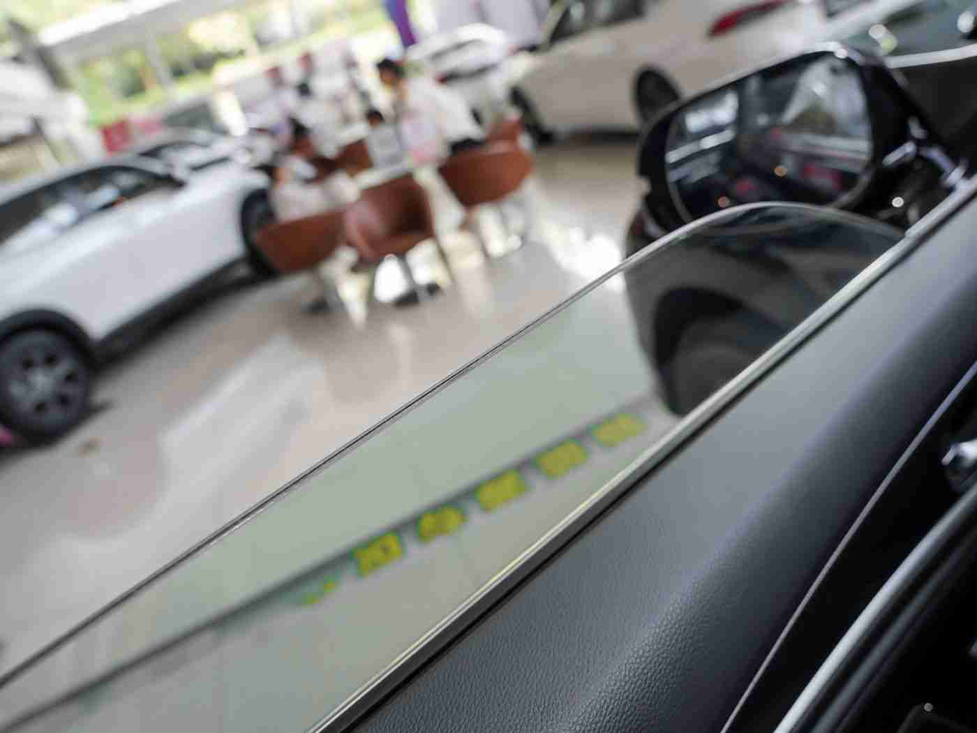 美女脱衣服视频软件：“美女主播带你玩转汽车世界，尽享视觉盛宴与行业资讯”-4