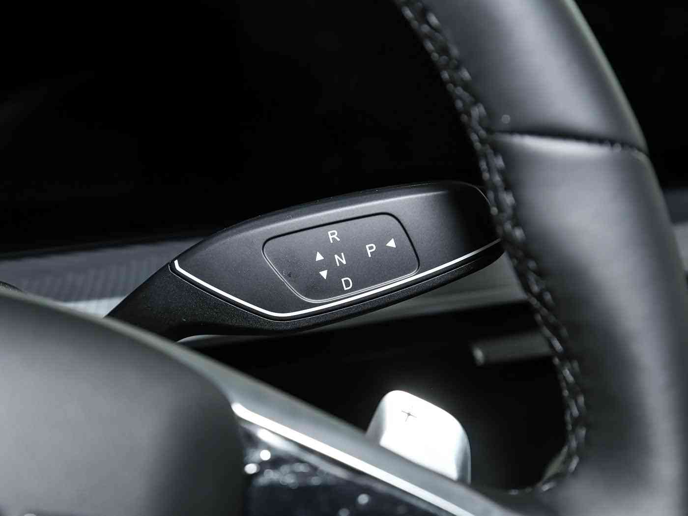 打扑克两人剧烈运动：速度对决，牌技飞扬——汽车盛宴中的极限挑战-1