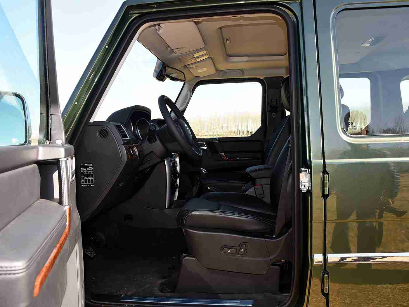 男生把坤坤：“梦想之车闪耀登场，坤坤概念车型引领中国汽车工业新篇章”-1