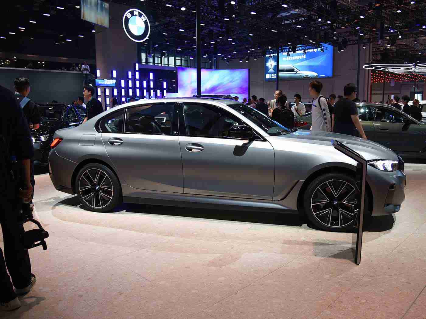 男生和女生一起差差:汽车选购与驾驶差异:揭秘男女车主的独特喜好与习惯-3