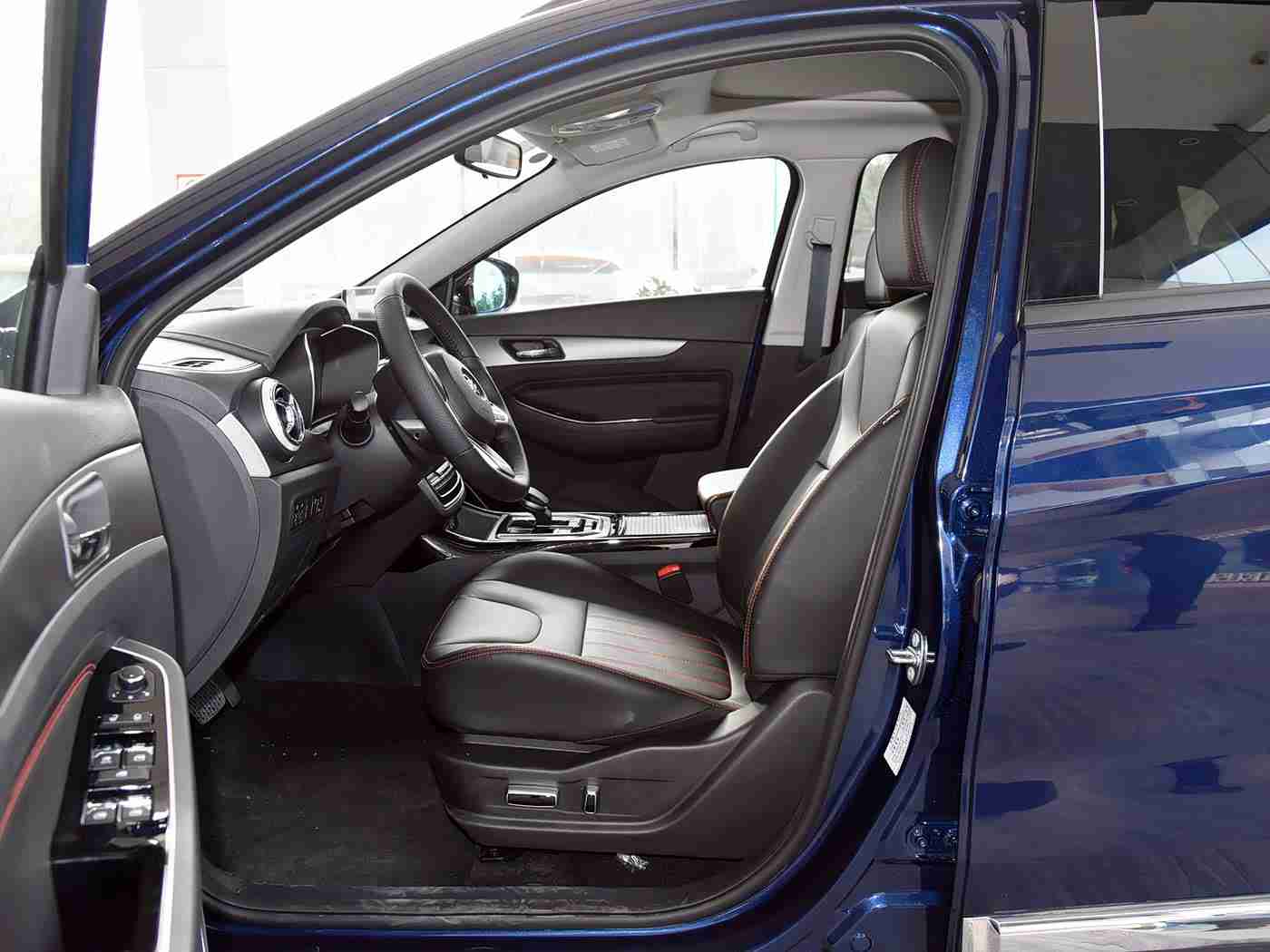 娇妻销魂的3p经历口述：“科技舒适完美融合，SUV自驾游见证甜蜜时光：车主夫妇难忘体验分享”-1