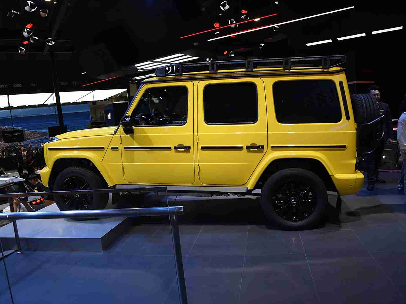 AV成人影视：“颠覆感官，驾驭未来：全新豪华车型惊艳亮相，科技与设计完美融合，引领汽车市场新潮流”-3