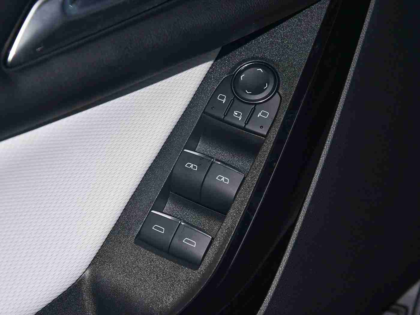 男生和女生一起查查查带疼痛的东西正常：科技领航，舒适驾享——未来出行新体验-2