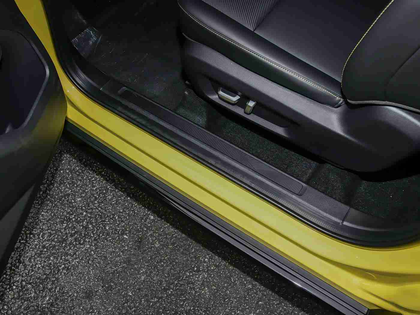 免费黄色软装：汽车品牌推出惊喜政策，免费提供时尚黄色内饰，引领个性化潮流-2