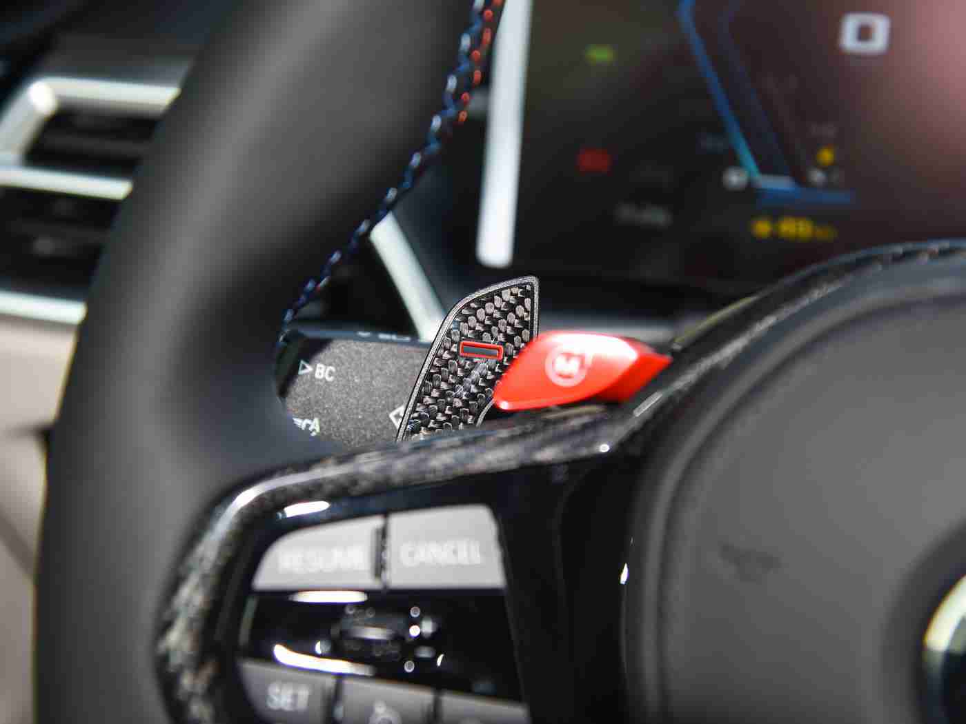 中文一区二区:新能源汽车风起云涌,传统燃油车再展风采,零部件创新助力,服务升级驱动未来-1