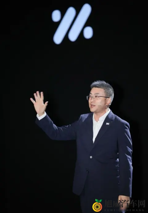 上汽旗舰智己LS9发布，CEO刘涛放话：用户喜欢的配置才是最牛的-1