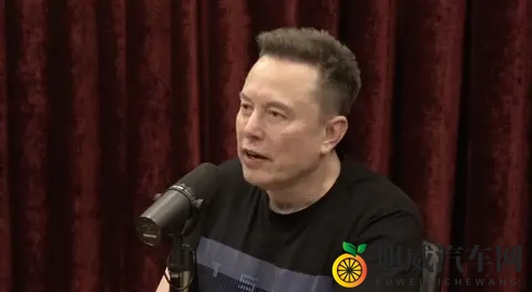 马斯克剧透特斯拉四款AI芯片！无人出租拿掉方向盘明年量产-1