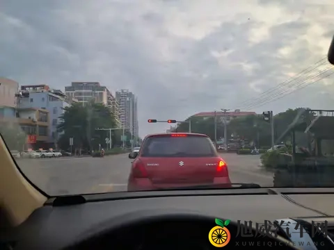 等绿灯有必要挂N挡吗？吃过亏的司机都这样做，安全又不伤车！-1