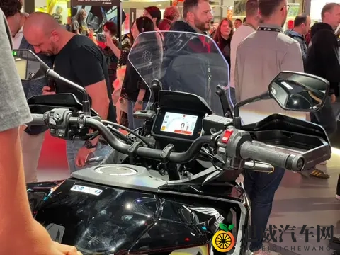 米兰车展丨HONDA CB1000GT 发布，会和自家NT1100冲突？-1