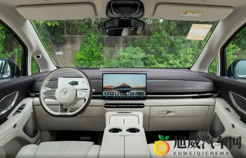 26款岚图梦想家：重新定义高端智能MPV，值得买吗？-3