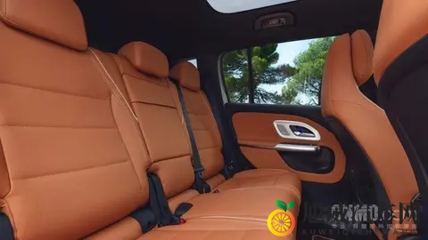 新款奔驰GLB首批官图放出:三屏布局 将于12月8日亮相-1