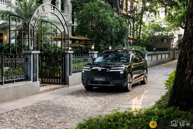 kim和RayJ的录像资源:汽车科技新视角,揭秘驾驶体验盛宴-1