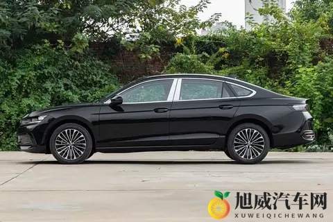 2026款大众迈腾B9实车亮相！方向盘回归物理按键_增华为HiCar-2