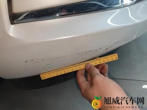 丝袜老师踩我的 出精：丝袜女教师不慎踩到学生，引发尴尬场面-1