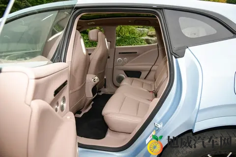 20万级中型SUV,入门即满配,阿维塔07怎么选?-2