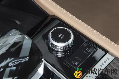 捷豹 XFL 2025 款双车横评：谁才是豪华轿车的 “价值真王者”-1