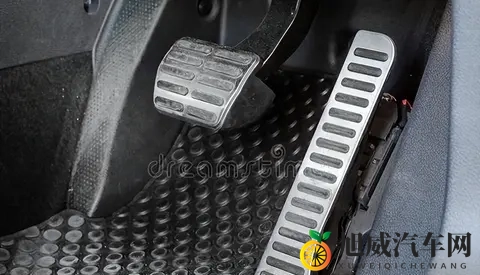 为什么豪车的油门踩起来像高级沙发，而你家车的像踩弹簧？-3