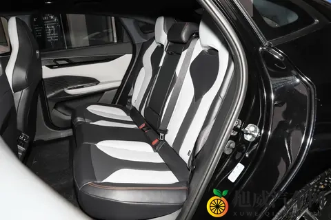 刚毕业预算不多，又追求颜值和实用，可以看看这款-长安启源A06-2