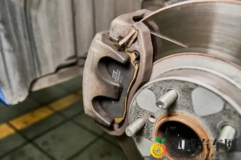 关于汽车“瞬间刹停”的科学真相——别让物理学“打脸”你！-2