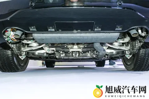 1300km 续航 + 零重力座椅！腾势 N8L 把家庭 SUV 的舒服焊死了-2